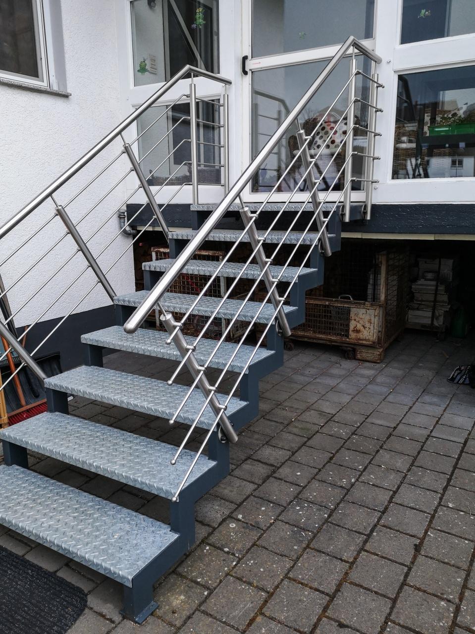Treppe mit Edelstahl-Schiffsgeländer
